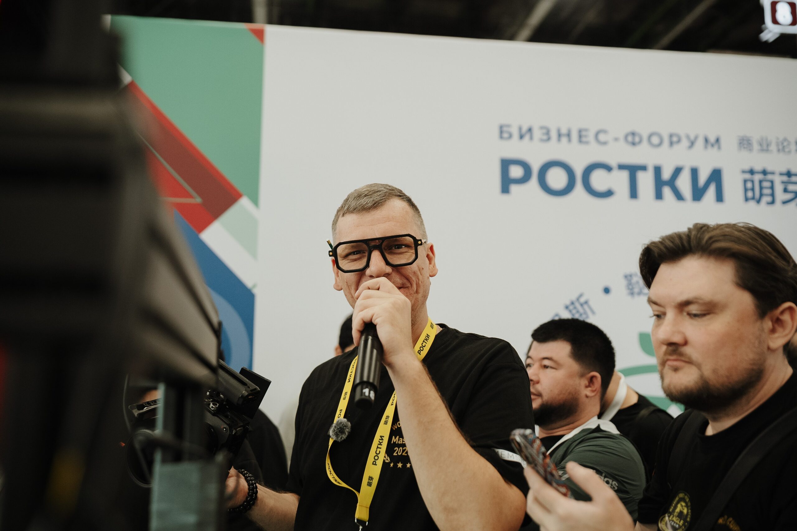 Михаил Динамика ведёт чемпионат YCS Global Master Cup со сцены в Казани